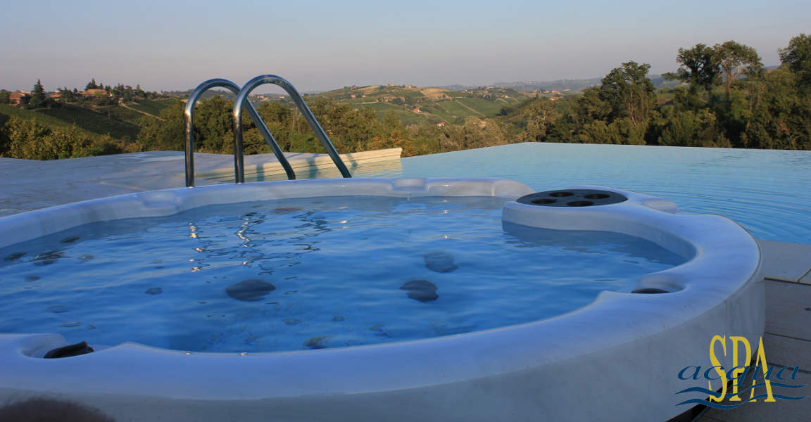 vasca idromassaggio Acqua SPA in abbinamento a piscina a sfioro
Infinity con panorama sul patrimonio dell'UNESCO