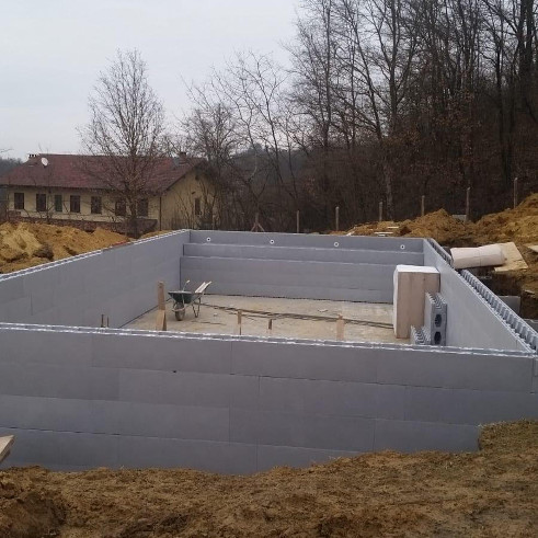 costruzione piscina in cemento armato isolato isoblok