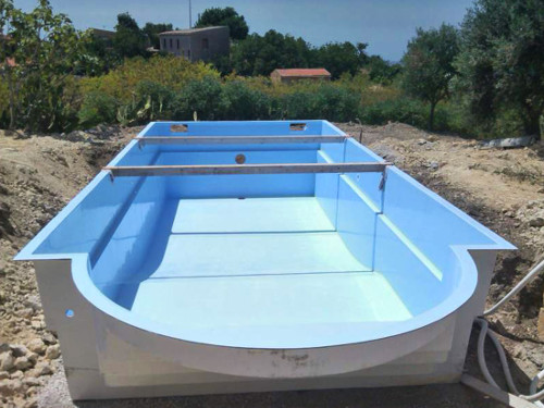 costruzione piscina in vetroresina