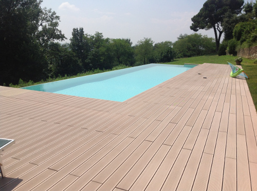 deck in legno per piscina