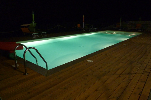 illuminazione della piscina con fari alogeni