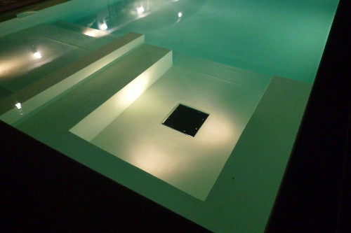 piscina illuminata con fari alogeni