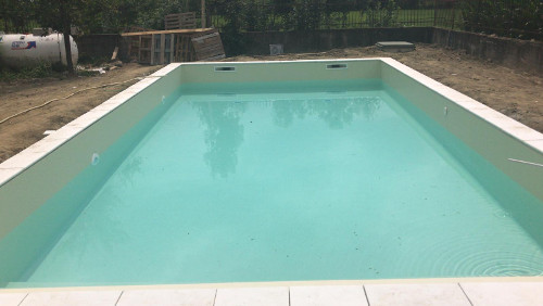 piscina senza richiedere autorizzazioni e permessi