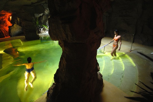 costruzione centri benessere: piscina interrata dentro grotta