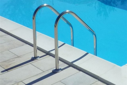 piscina interrata, particolare scala in acciaio inox AISI 316 uscita piscina