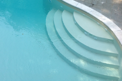 scala di accesso alla piscina tipo romana inversa o alla Hemingway (dalla piscina dello scrittore all'Havana) con ampi gradini