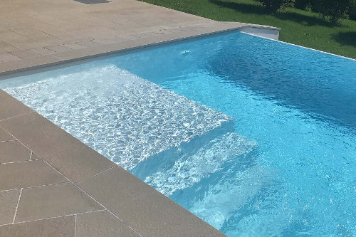 Scala di accesso in piscina Acqua SPA con area relax e colore grigio perla