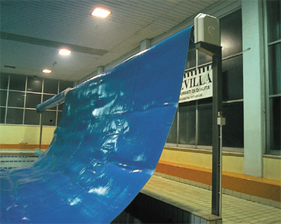 Avvolgitore fisso a colonna in piscina ad uso pubblico