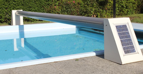 Avvolgitore motorizzato con alimentazione solare in piscina ad uso privato