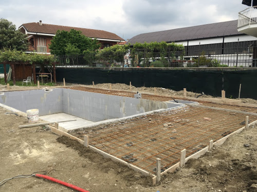 costruzione zona solarium a bordo piscina