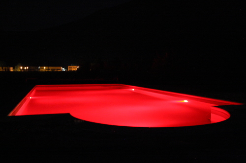 Piscina illuminata con led rosso