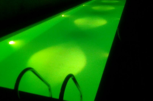 piscina illuminata con led verdi
