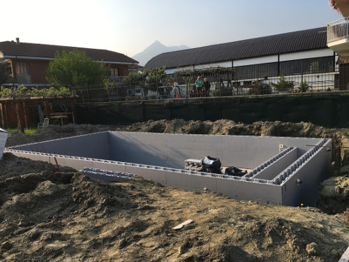 perimetro piscina in costruzione