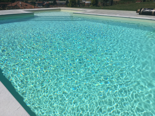 piscina con skimmer sfioratori e rivestimento color sabbia