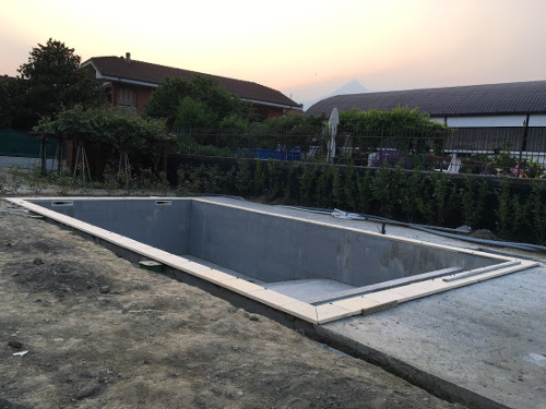 rasatura del fondo della piscina in costruzione
