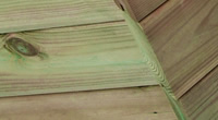struttura con montanti e bordi in legno lavorato