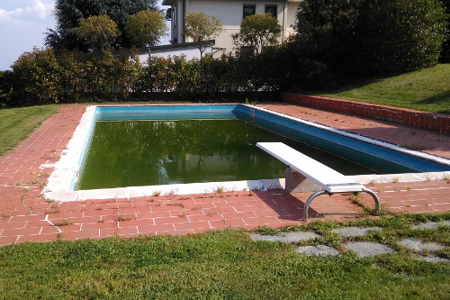 piscina da ripulire